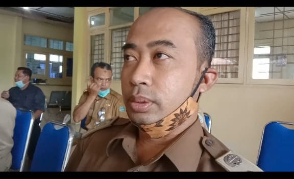 Kendaraan Lewat Kejeblok Tak Bisa Mentas Di Jalan Plasan Tamansari Watugajah Gedangsari Akhirnya Lurah Hariyanto  Andilan  Nambal Aspal Berlubang