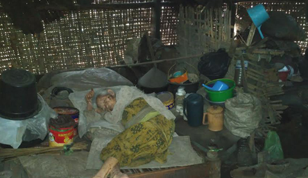 Memprihatinkan Mbah Tunem  Tinggal Di Gubuk Reot Hampir Roboh Siapa Yang Peduli ?