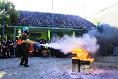 Siswa SMPN 1 Piyungan Berlatih Mitigasi Bencana ’Apar Untuk Praktek