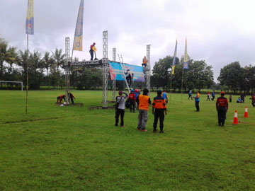Damkar memperagakan penyelmatan 