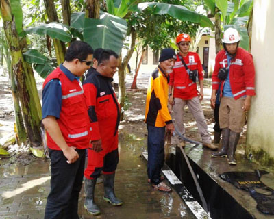 PMI BANTUL "WEEL CLINING" SUMUR DI LOKASI BANJIR