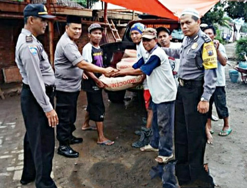 Jum’at Berbagi ‘Polisi Magelang Cinta Masjid Bhakti Sosial Bantu Semen 