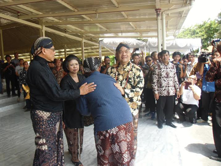 RIBUAN  WARGA  LEPAS  PAKU ALAM IX