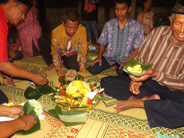 Peringati HUT RI 71 Warga Jogoragan  Banguntapan Bantul  Santap Tumpeng Dan Ingkung  Ayam   