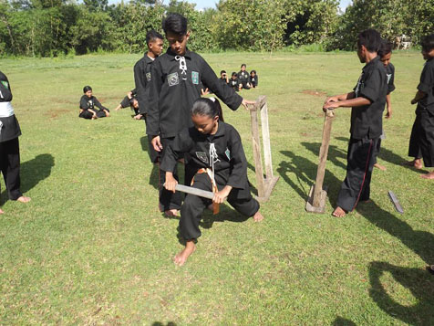 Senam Klasik Cakra Kembang Untuk Kesehatan, Kecerdasan Sampai Patahkan Besi, Heble, Gorong-Gorong