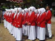 Korps paduan suara siswi dalam…