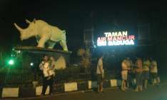 Menikmati Gemerlap Malam Di Taman…
