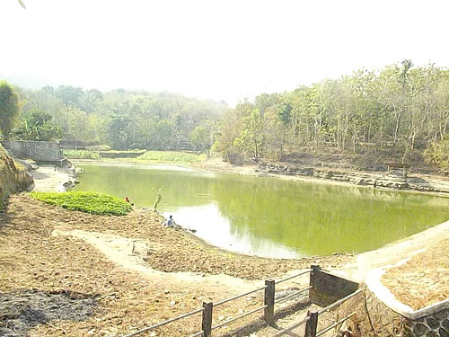 Dam Sambirejo Prambanan Musim Kemarau Lokak dan Asat Pemancing Ikan Bertaburan 
