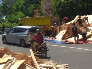 MUATAN TRIPLEK OVER LOAD TUMPAH…