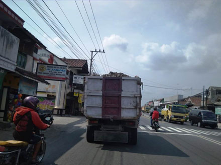 Tak Ditutup Terpal, Truk Di Jalan Raya Magelang - Yogya Bermuatan Galian C Menuai Sorotan  