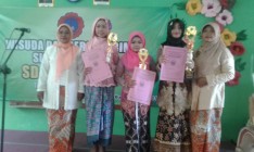 Nuansa Adat Jawa Warnai Wisuda…