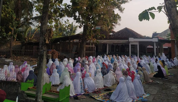 Jamaah Masjid Al Muttaqin Terbah Pengasih Khusuk Mengikuti Sholat Iedul Fitri 1442 H 