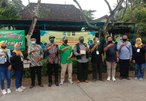 Sosialisasi Pembuatan Eko Enzyme Di Minati Pengelola Bank Sampah Srigading Bantul