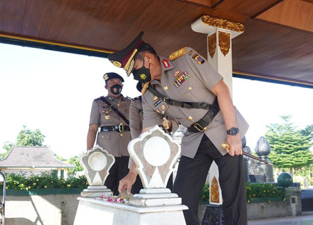 Sambut Hari Bhayangkara Ke- 75 Polda DIY Lakukan Ziarah dan Tabur Bunga Di TPM