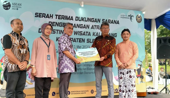Kemenparekraf Serahkan Sarana Atraksi ke Kawasan Wisata Kaliurang 