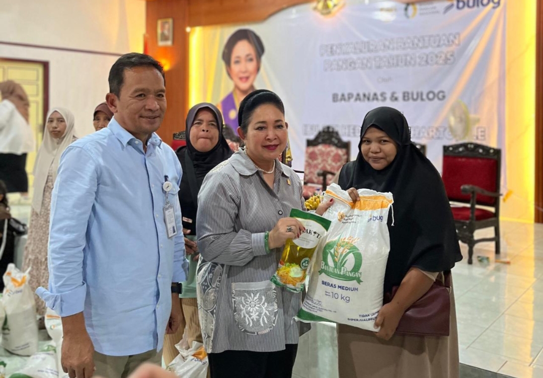 BAPANAS dan Perum BULOG Salurkan Bantuan Pangan di Bantul dan Sleman Bersama Ketua Komisi IV DPR RI
