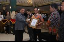Pemkab Sleman Beri Penghargaan…