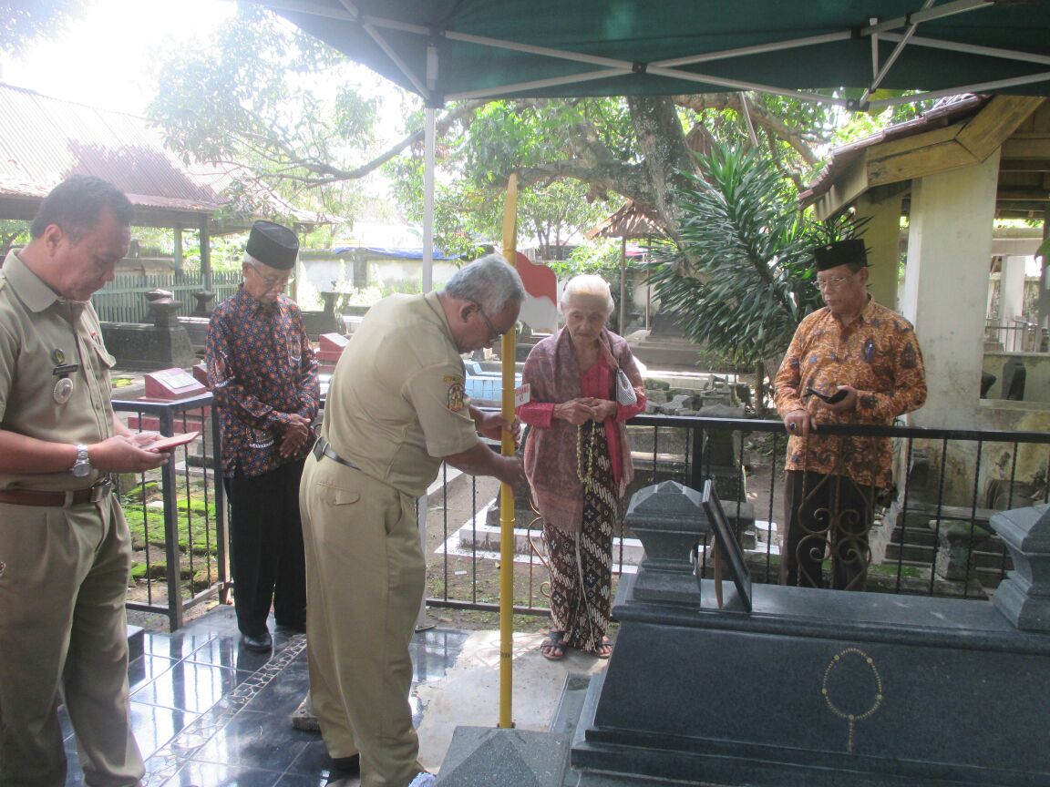 Renovasi  Bambu Runcing Berbendera Merah Putih di  Makam Pejuang