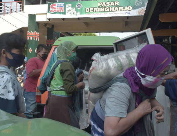 Jelang  Lebaran  1442 H Wech  Buruh  Gendong Pasar Beringharjo  Yogya  Masa Pandemi Sepi Order 