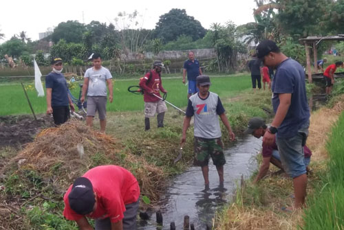  Warga Padukuhan Kayen Condongcatur Kerja Bakti Rawat Airan Sungai