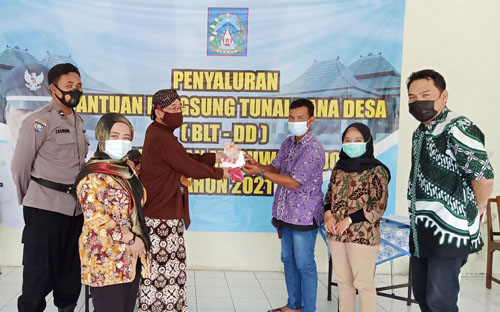 Upaya Tekan Laju Pandemi Lurah Maguwoharjo Sleman Bagikan 1000 Masker 