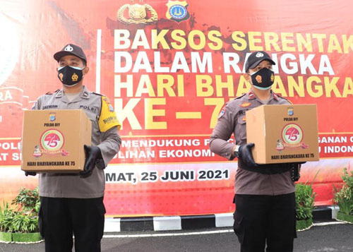 Sambut Hari Bhayangkara  Ke- 75 Polda DIY Droping 1600 Paket Sembako Ke Warga Wujud Kepedulian