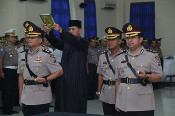 POLISI DI GANTI POLISI 'KAPOLDA  DIY LANTIK DUA  PEJABAT  BARU