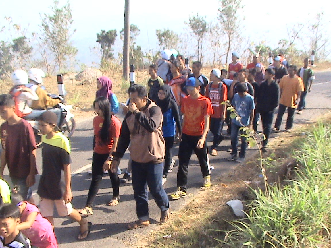 Jalan sehat Hut RI 70 Desa Ngoro-oro Meriah "Door price jadi rebutan 