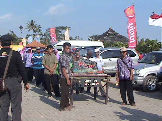 Kirab Tujuh Belasan Gunungapi Purba Usung Mskot Buah Coklat 