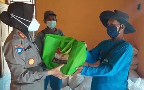 Polda DIY Serahkan Bantuan Sosial 250 Paket  Beras Kepada Komunitas Pemulung Merdiko