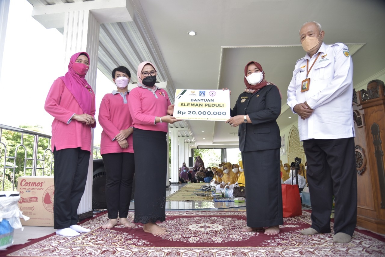 Bakti Sosial Gabungan Organisasi Wanita  Baznas Kabupaten Sleman