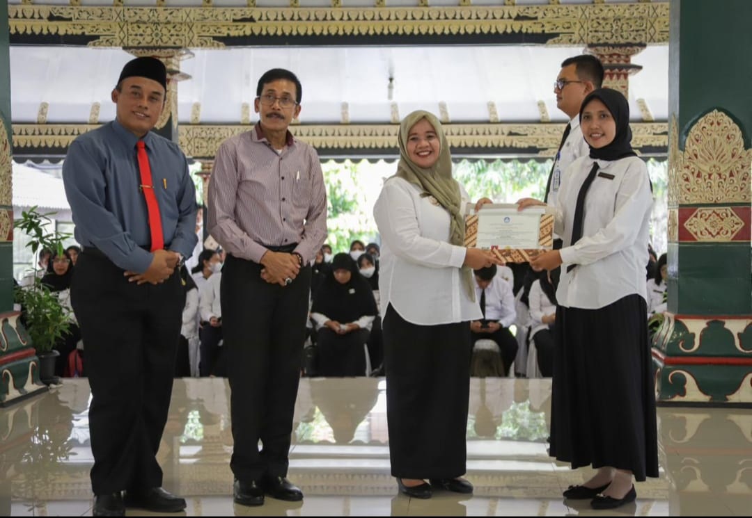 SEBANYAK 185 GURU TERIMA SERTIFIKAT PENDIDIK