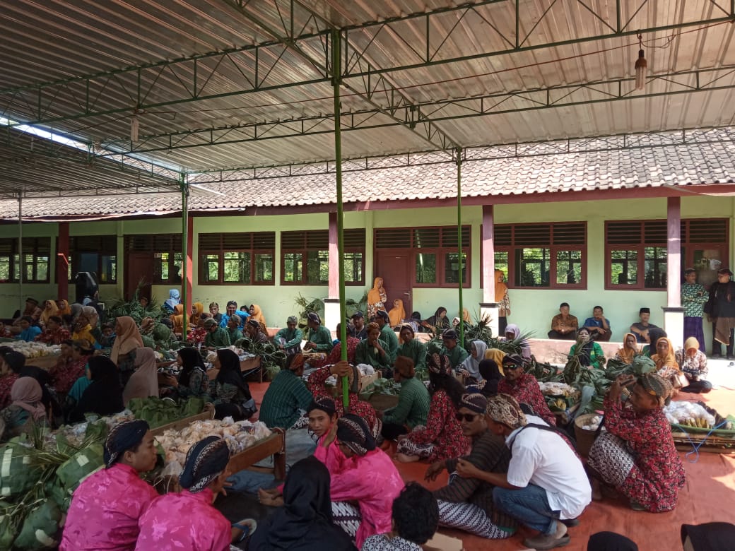 Warga Wonosari semoyo rasulan hasil tetanen  diarak dalam merti dusun