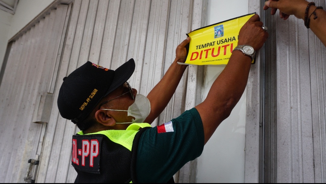 Satpol PP Sleman Menutup  Menyegel Tempat Usaha Yang Melanggar Perda