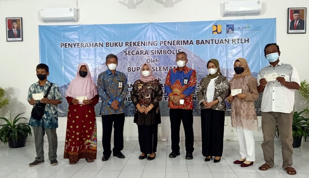  PEMKAB SLEMAN SERAHKAN 253 BUKU REKENING REHABILITASI RTLH KEPADA WARGA SLEMAN