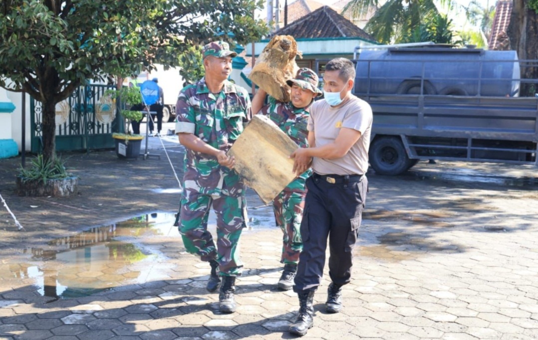PERINGATI HARI BHAYANGKARA KE-77 POLDA DIY, TNI DAN MASYARAKAT LAKUKAN KERJA BAKTI 