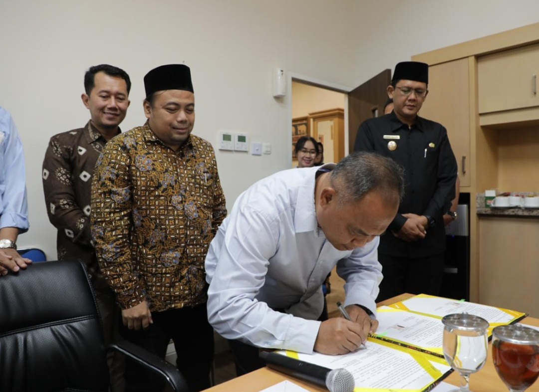 PEMKAB SLEMAN SERAHKAN DANA HIBAH PEMILU PILKADA SERENTAK 2024. 