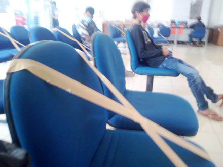 Masuk Bank  Dan Duduk Di Kursi Tunggu Berjarak  Antisipasi Penularan Virus