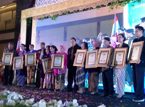 2020 wamita pecahkan rekor berkebaya