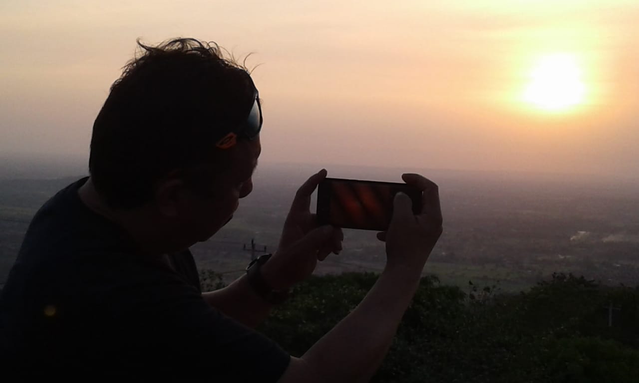 Indahnya Matahari Senja Di Kawasan Candi Ijo Prambanan 