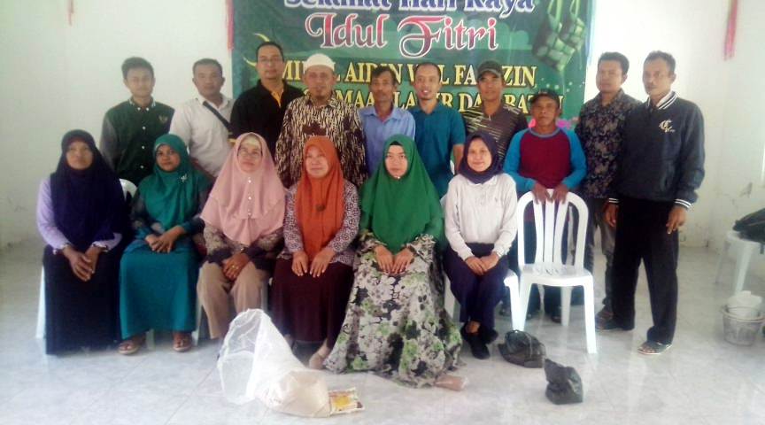 Warga desa Ngoro-oro dapat bantuan bibit ayam petelur dan pelatihan meramu pakannya 