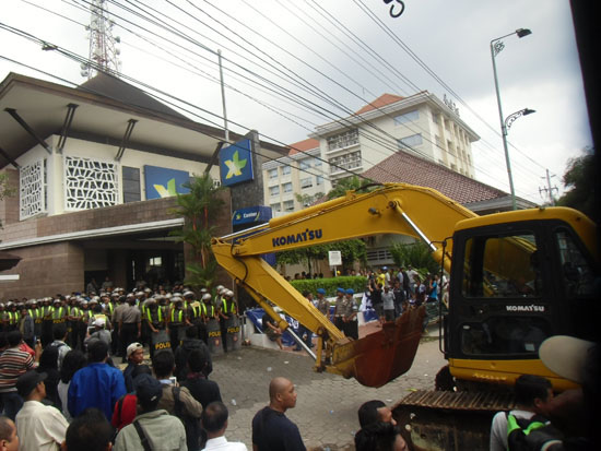 Eksekusi Gedung Graha XL Diwarnai Ketegangan