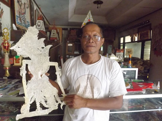 Mantan Kades Masih Enerjik "Jadi Perajin Wayang  Tidak Sungkan