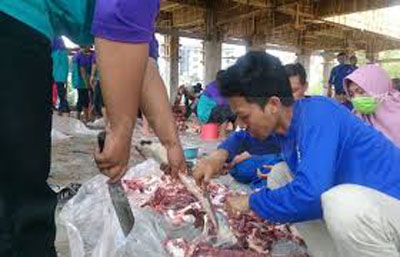 MAN I Yogya baksos bagikan daging ke kokap Kulonprogo