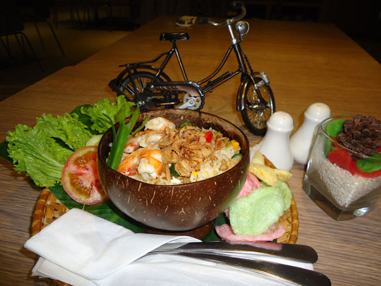 Sejenak Bersantai Sembari Nikmati Nasi Goreng Di Raven Skybar