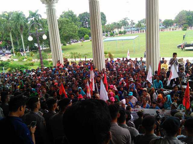 Anak Rimba dan Petani Demo Di Kantor Gubernur