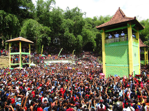 Ribuan Warga Jatinom Klaten Merayah 5000 Apem Dalam Yoqowiyu 