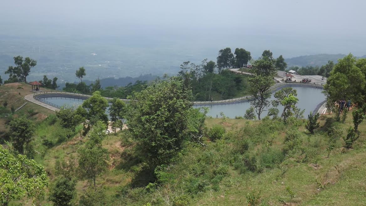 Puncak Batara Sriten menawan, tapi jalanya “njelehi”