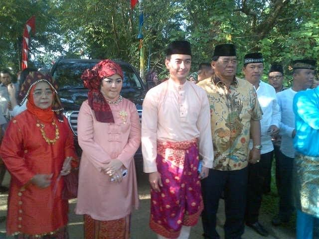 Gubernur Jambi dan Istri Menyaksikan GMT memakai pakaian Adat Khas Jambi.