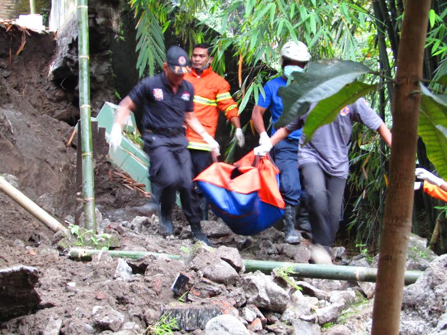 Monjali 30 menit di guyur hujan deras 10 pocong muncul dari dalam makam  